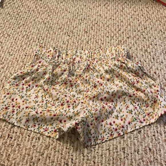 Flowered flowey shorts - Picture 3 of 3